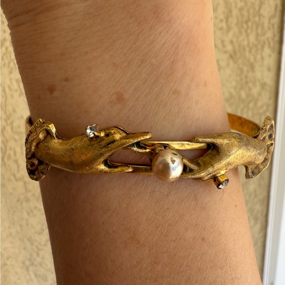 Miss Ellie NYC Vintage Gold-Toned Hands Holding Pearl Cuff Bracelet!!🔥🔥🔥 - Picture 1 of 16